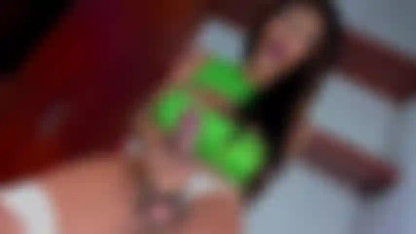 Ivanna spritzt, weil sein schwanz so hart ist.