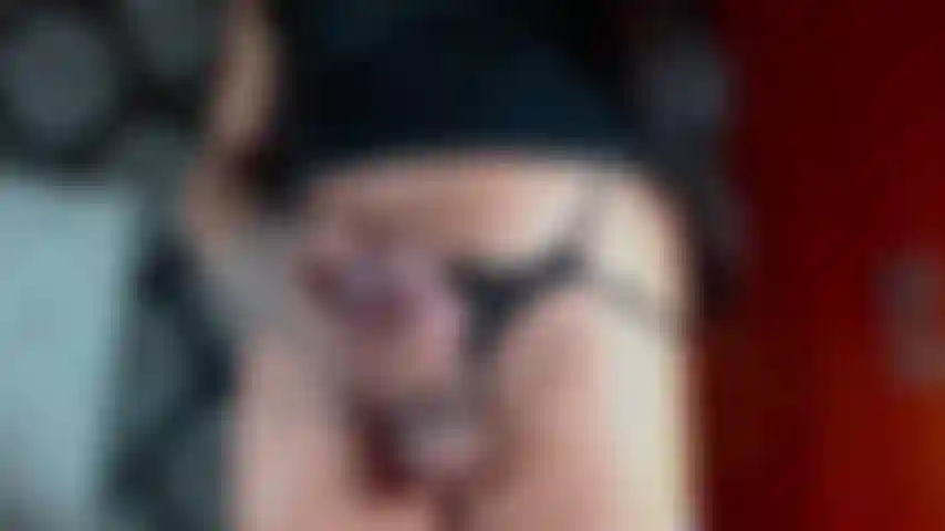 Ivanna stöhnt vor vergnügen und spritzt.