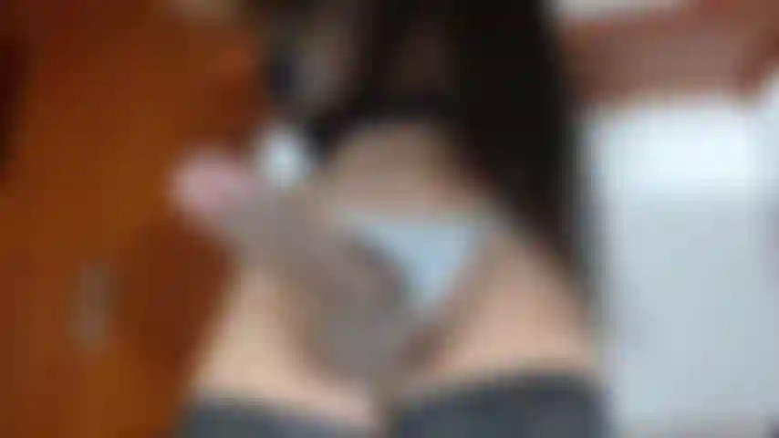 Die schöne ivana, die mit seinem riesigen schwanz verspielt ist.