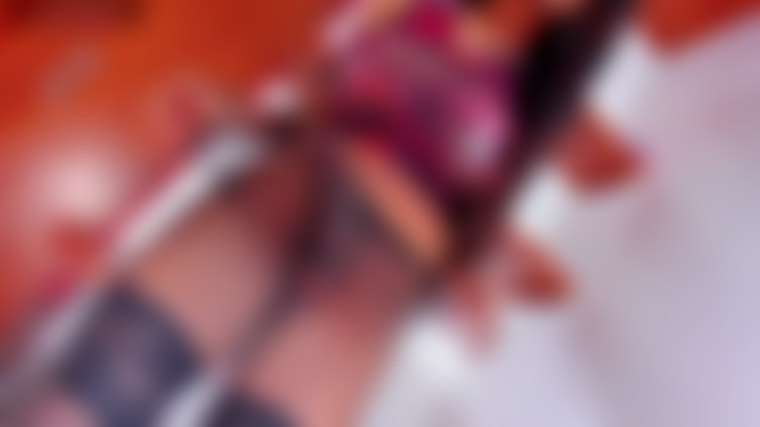 Die süße ivanna in strumpfhosen spritzt.