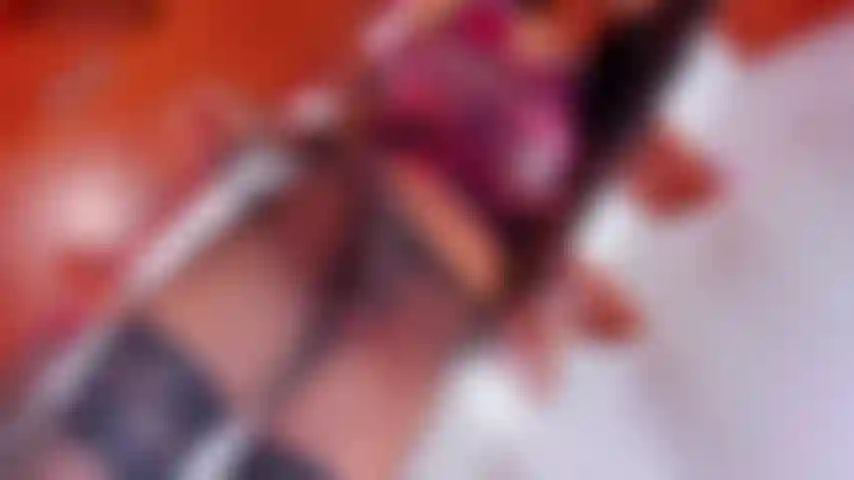 Die süße ivanna in strumpfhosen spritzt.