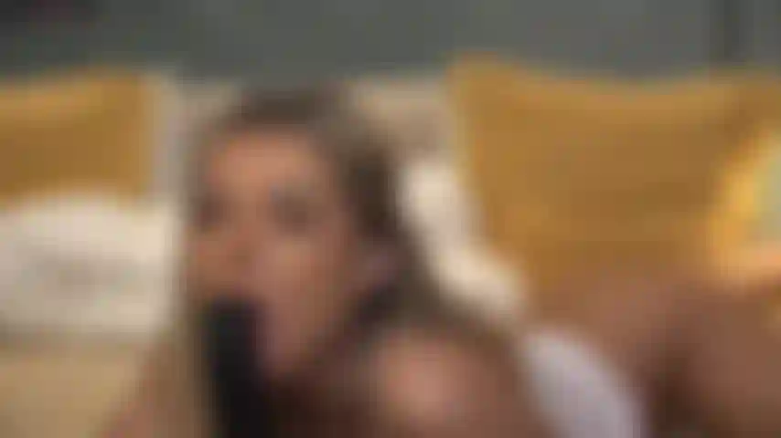 Bereite mit meinen weichen lippen einen großen schwarzen schwanz für ein gutes ficken vor.