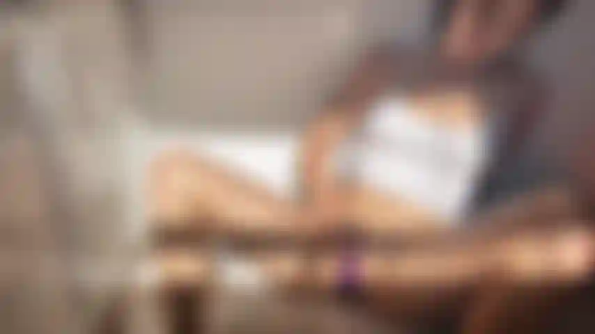 Bewege mich mit einem vibrator auf dem küchenboden.