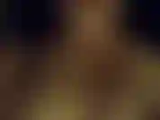 Late-night-orgasmus mit mitbewohner, der neben mir auf der couch schläft. Die finger sauber saugt.