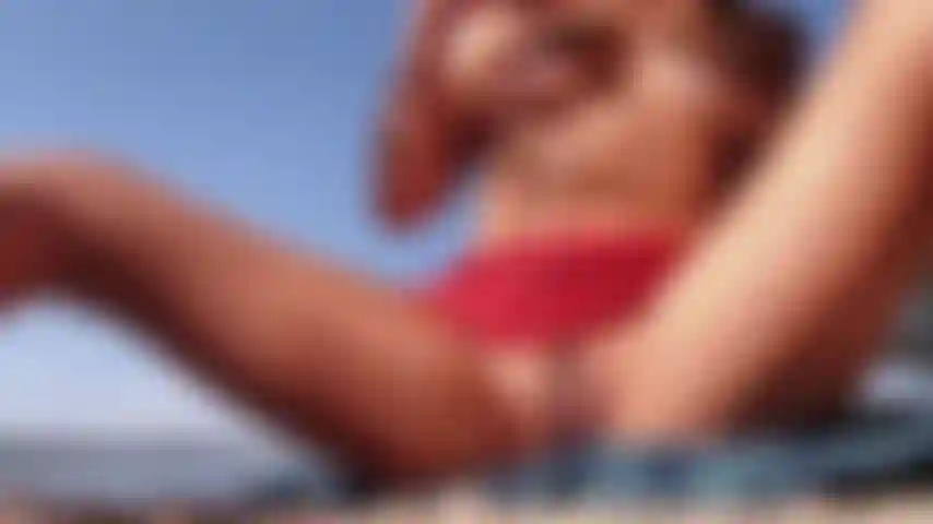 Komme nackt am strand.