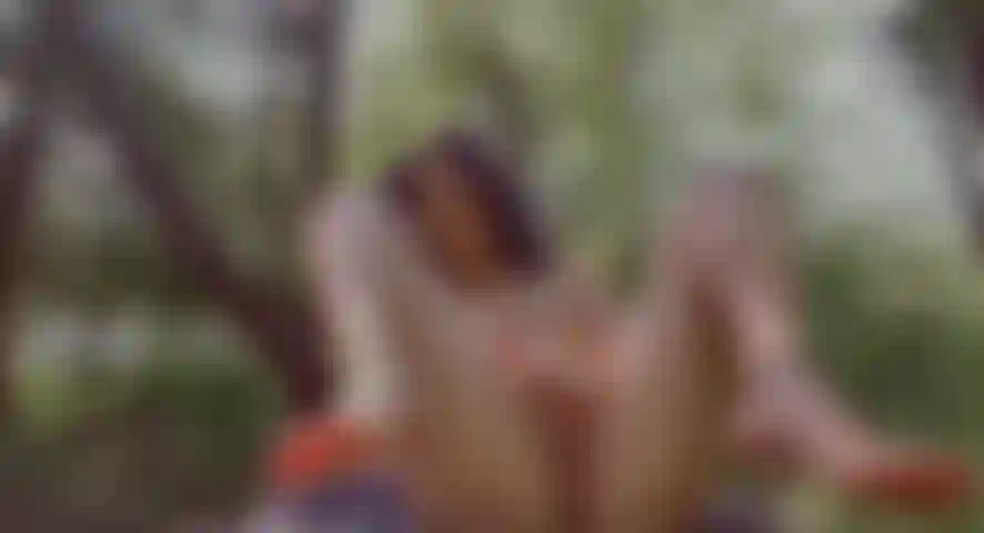 Hippie-tussi spritzt ihr im wald auf die finger.
