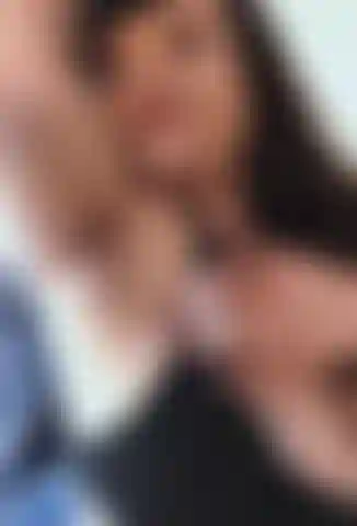 Nicht nackt, habe sehr behaarte achseln und rauche.