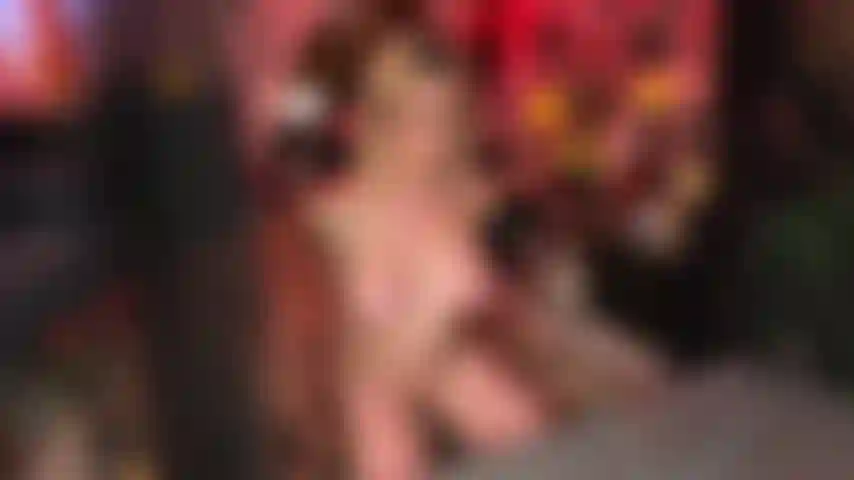 Mit handschellen gefesselte schlampe, die einen schwanz in den hals nimmt und ein kissen reitet, um zu kommen.