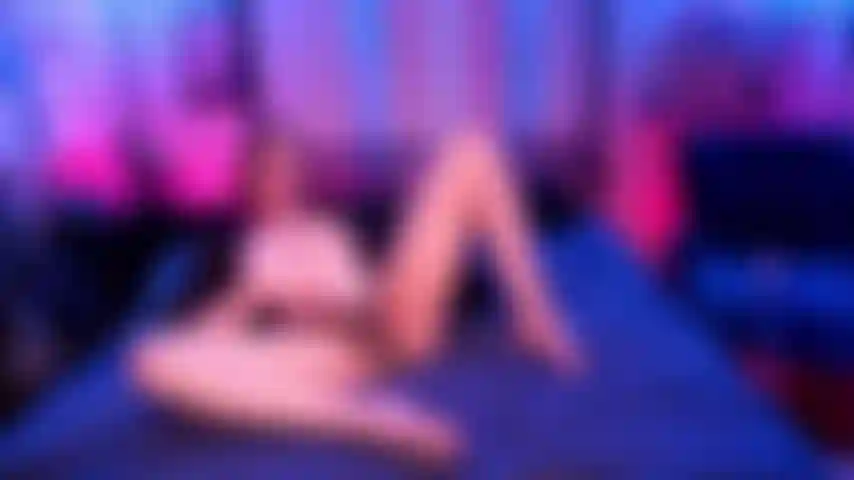 Jade nyxxx, die konzentriert die füße streichelt.