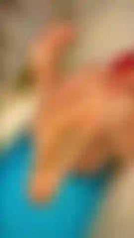 Sich in der badewanne mit den füßen neckt.