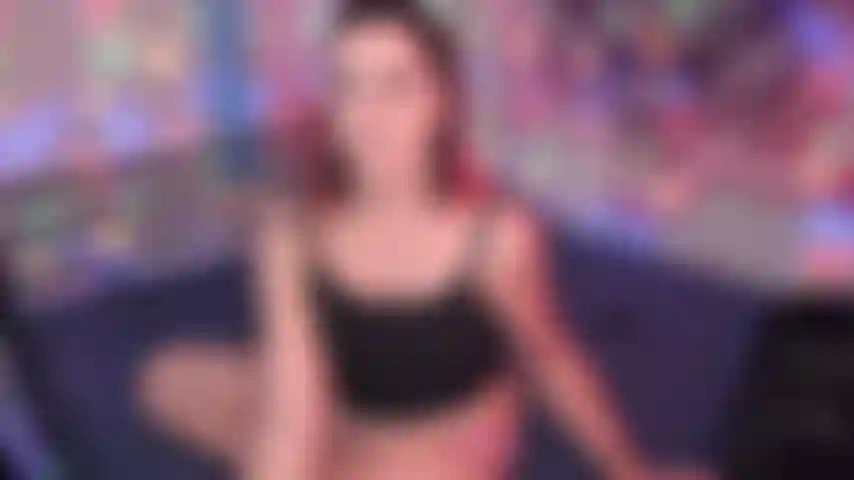 Einen dildo lutscht und fickt.