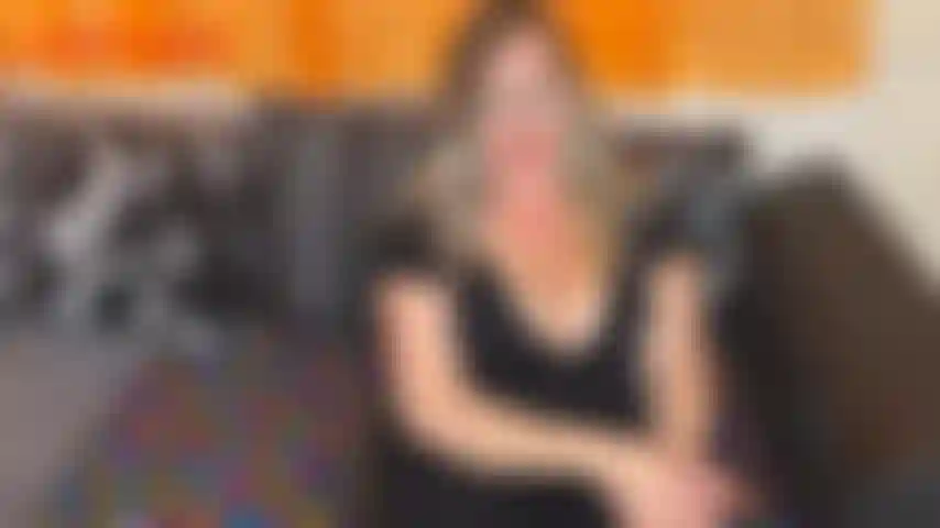 Verführt dazu, eine webcam-hure zu werden – jackie hat heute abend eine freundin besucht, sie konnten sich seit einer ewigkeit nicht mehr sehen. Die pandemie hat dazu geführt, dass jackie ihren job verloren hat und sie gesteht, dass sie ziemlich verzweifelt nach geld sucht, außerdem...
