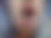 Lecken & lippenstift – jackies charakteristische rote lippen haben dich schon immer verrückt gemacht. In diesem clip trägt jackie roten lippenstift auf ihre perfekten lippen auf und neckt dich dann mit ihrer langen zunge, die sie überall darüber leckt...