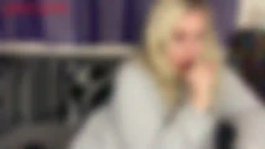Vollständig bekleidet, aber du kannst trotzdem nicht aufhören – jackie ist in ihrem gemütlichen, flauschigen pyjama und macht sich bettfertig. Du hingegen bist hart wie ein stein und völlig besessen von jackie, egal was sie trägt, selbst wenn sie vollständig angezogen ist, kannst du nicht aufhören...