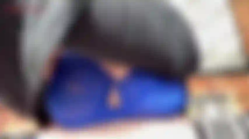 Morning pits and tits-jackie sitzt heute morgen in der sonne und genießt die frische luft. Sie zieht ihr oberteil aus, um ihren hübschen bh und ihre behaarten achseln zu enthüllen. Sie zeigt ihre behaarten achselhöhlen, bevor sie ihre großen natürlichen titten herauszieht und sie schüttelt ...
