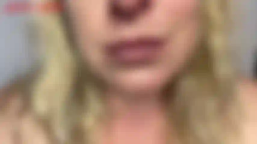 Nasse lippen lecken. Asmr-jackie hat ihre schönen lippen in einem nude-ton bemalt. Jackie nimmt ihre lange zunge und rollt sie immer wieder über unsere üppigen lippen, bis sie völlig nass von ihrem speichel sind. Jackie nimmt ihre nasse zunge und streckt sie dir hin...