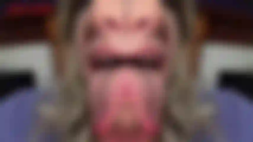 Komm auf eine doppelzüngige freak – die aliens sind gelandet, aber diese hier hat sich von der gruppe verirrt. Das doppelgesichtige, doppelzüngige biest ist hungrig nach sperma! Sie spricht kein wort, aber ihre feuchten münder und langen zungen sehen gierig nach deinem saft aus. Schau dir diese zwei..