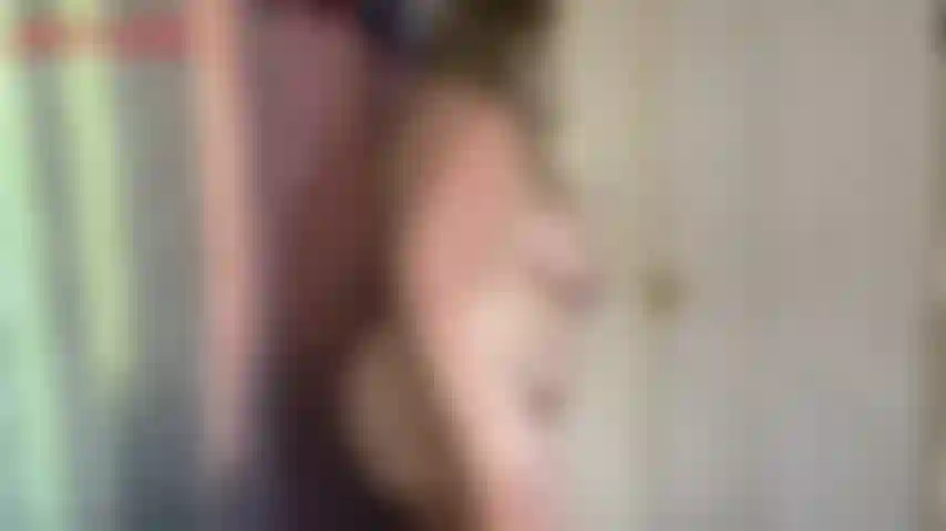 Bbw trampolin bounce-jackie macht auf ihrem minitrampolin etwas bewegung. Beobachten sie, wie ihre riesigen natürlichen titten auf und ab hüpfen, während sie kräftig klatscht und klatscht. Ihr wackeliger, dicker bauch sieht fantastisch aus, wenn er beim hüpfen hin und her wackelt. Sie dreht sich um und...