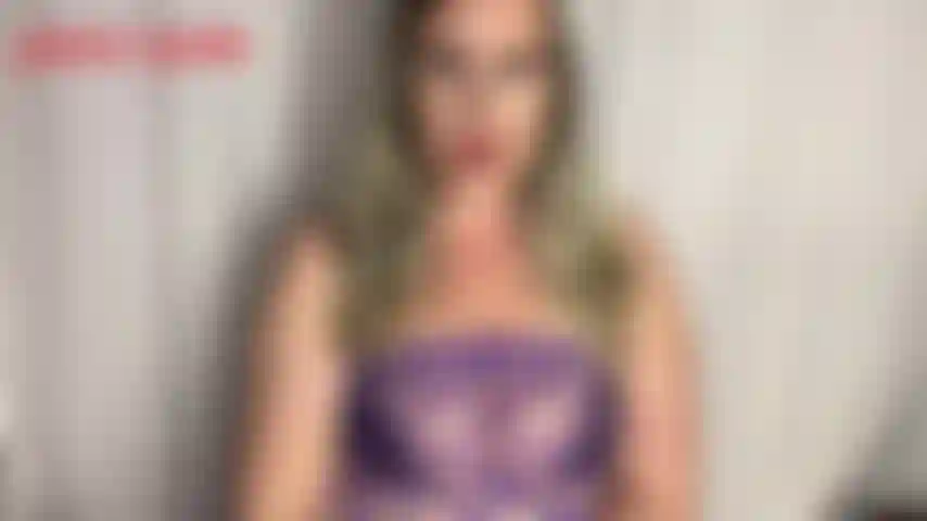 Behaarte, stinkende achselhöhlen-demütigung – jackie kennt deine geheime scham, du wirst immer so hart, wenn du behaarte frauen siehst, aber du schämst dich so sehr dafür. Jackie hat ihre achselhaare seit monaten wachsen lassen, sodass sie schön lang sind, und sie trägt nie deo.