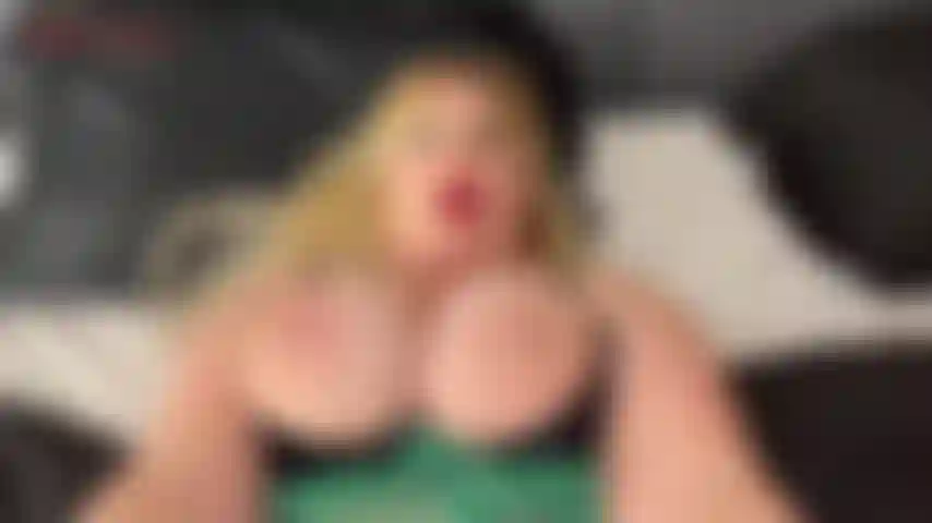Sein sperma am st. Patrick's day aufwischen – jackie trägt ihr süßes st. Patrick's day kleid, die beine weit gespreizt und ihre behaarte muschi trieft vor sperma! Jackie wurde gerade hart gevögelt. Du kennst deinen platz, schwanzkerl – zeit, sie wieder sauber zu lecken! Jackie...