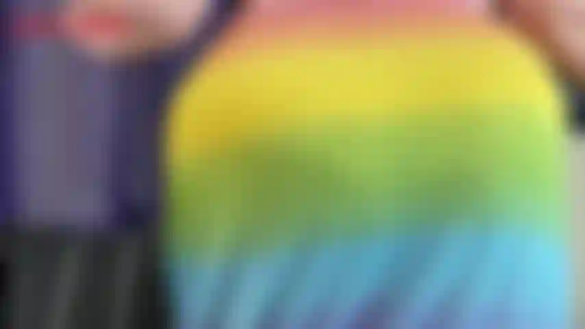 Booty klatscht in einen langen rock – jackie hat ihren pfoten-hintern mit einem langen regenbogenfarbenen baumwollrock bedeckt. Jackie beugt ihren fetten milf-arsch vor, schüttelt ihn und neckt dich damit, bevor sie darauf klatscht.