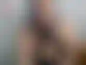 Kleine schwester findet erniedrigung – deine kleine schwester kommt herein, als du im wohnzimmer wichst, sie ist angewidert, aber sie flippt wirklich aus, als sie sieht, worauf du dir einen runterholst ...