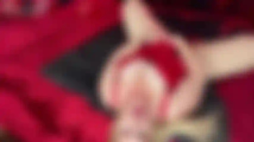 Bbw-milf, sinnliche masturbation – in diesem clip ist jackie supergeil und bereit für etwas romantik. Jackie ist in diesem clip alleine mit ihrem vibrator unterwegs, sie holt ihre großen titten heraus und setzt ihren vibrator an ihre klitoris, um sich an die arbeit zu machen. Jackie lässt sich sinnlich zeit...