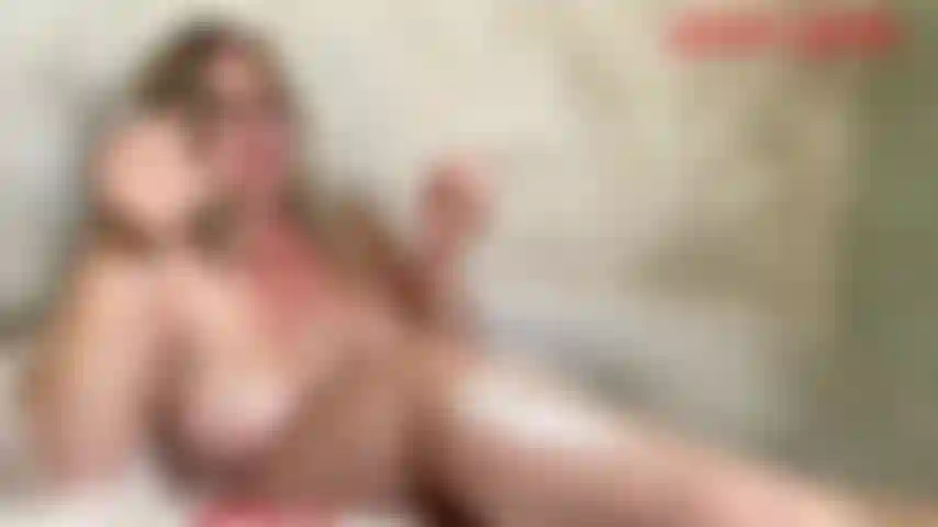Bbw beinrasur – jackie ist auch seifig & sexy in ihrer badewanne. Jackie rasiert ihre wohlgeformten beine direkt vor deinen augen. Jackies beine werden so weich und glatt sein!