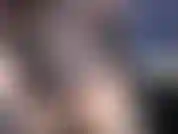 Die brustwarzen einer gothic-schwester durch netzstrümpfe.