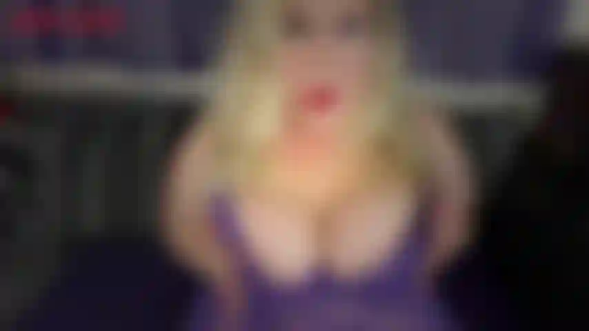 Komm für meine kurven – jackie trägt ein sexy lila spitzen-negligé. Sie neckt dich in ihrer sexy unterwäsche, bevor sie sie auszieht und auf den boden wirft. Ihr outfit sieht viel besser aus, wenn es ausgezogen ist – findest du nicht auch? Jackie ermutigt dich, zu ihren kurven zu wichsen, ihren runden...