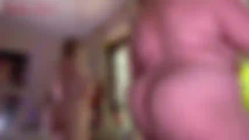 Big mama hausarbeit: wäsche wegräumen nackt – in diesem clip ist die sexy bbw milf jackie damit beschäftigt, die wäsche ihrer familie wegzuräumen. Schau ihr zu, wie ihre kurven wackeln, während sie die wäsche faltet, wegräumt, sich bückt und ihren großen arsch und ihre titten voll zur schau stellt...