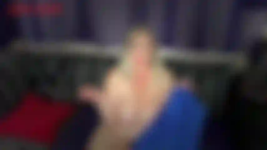 Pawg-hintern in winzigen blauen shorts – in diesem clip probiert jackie ein winziges paar blaue satin-shorts an. Die shorts sind so winzig im vergleich zu jackies riesigem, fettem arsch. Jackie kämpft darum, sie über ihren üppigen hintern zu ziehen, schafft es aber schließlich! Sobald sie es geschafft hat, beugt sie sich...