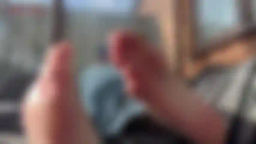 Morning voyeur feet-jackie genießt die morgensonne und entspannt sich in jeans und ohne socken auf ihrer couch. Sie ignoriert dich, während sie ein buch liest, ihre hübschen füße sind dir die ganze zeit direkt im gesicht. Sieh zu, wie sie mit den zehen wackelt und sie knirscht ...