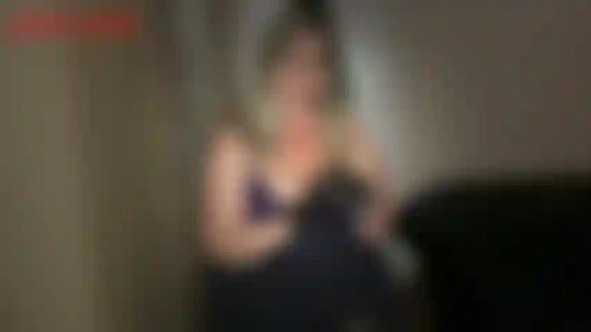 Stief-tante jackie bringt dich zweimal zum kommen – stief-tante jackie ist damit beschäftigt, sich fertig zu machen, um auszugehen, aber sie weiß, dass du wirklich etwas erleichterung brauchst. Stief-tante jackie sagt dir zunächst, dass sie zu beschäftigt ist, aber dann entdeckt sie ein kleines loch in ihrer strumpfhose. Sie entscheidet sich...