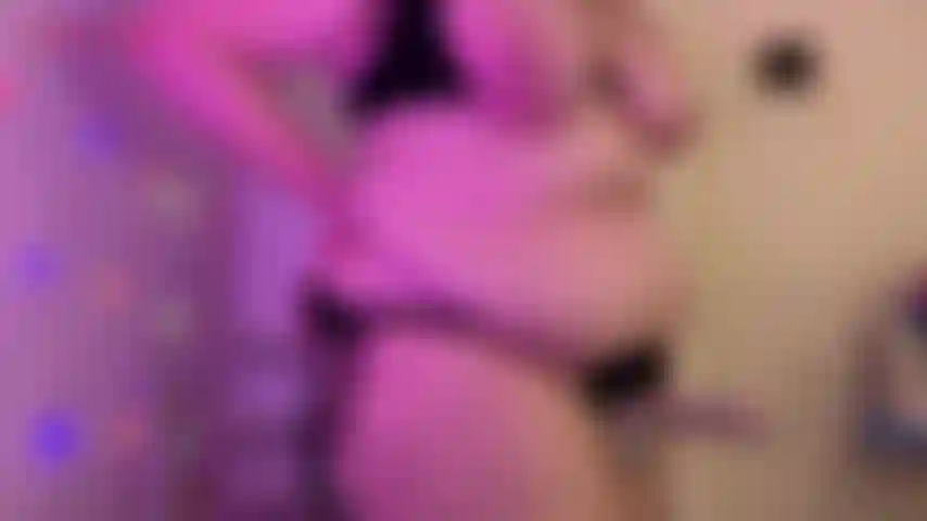 Für bisexuelle geile jungs – jackie hat einen großen weißen strap-on-dildo an, aber ihre muschi ist sehr nass. Du bist eine brave kleine bisexuelle schlampe, nicht wahr? Gut, das beste aus beiden welten! Jackie lässt dich ihren schwanz lutschen, bevor sie das geschirr zur seite zieht und dich...