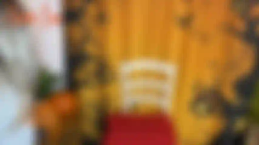 Eine verwechslung mit ihrem ehemann auf der halloween-party – jackie hatte offensichtlich zu viel spaß auf der halloween-party, der raum dreht sich und sie ist etwas verwirrt. Zum glück ist ihr mann hier, um sich um sie zu kümmern, oder...