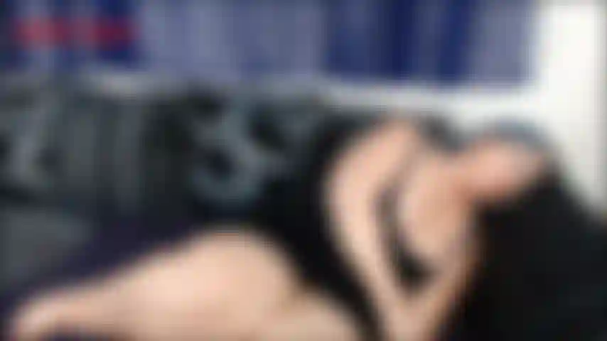 Die frau der besten freundin lässt dich aus versehen aufblitzen – du kommst vorbei, um mit deinem kumpel das große spiel zu sehen, du lässt dich hinein, aber du bist überrascht, die frau deiner besten freundin entspannt auf der couch liegen zu sehen ...