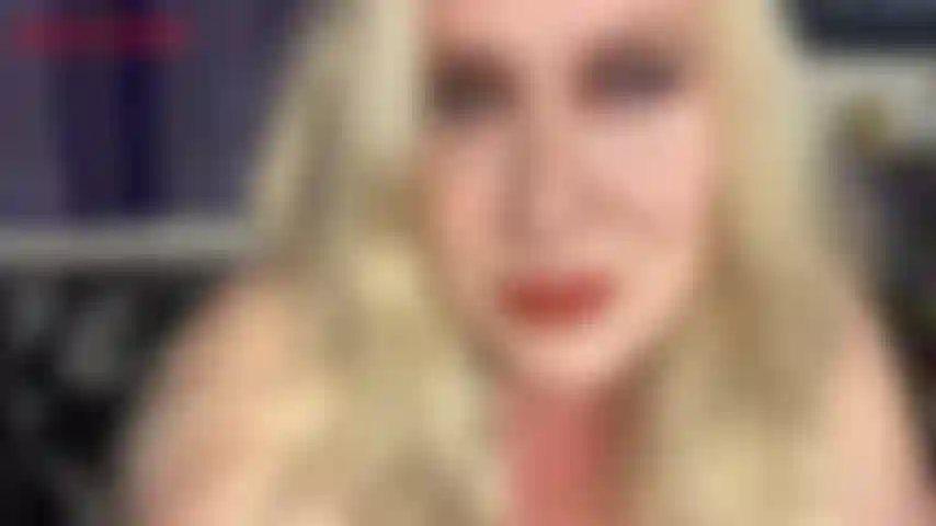 Tongue tease 3 – in diesem kurzen clip dreht sich alles um jackies lange, sexy zunge! Jackie hat eine sehr lange zunge und sie weiß genau, wie man sie benutzt. Jackie streckt eine lange zunge heraus und stellt ihre leckfähigkeiten unter beweis, indem sie sie auf und ab bewegt, rollt und ...