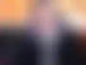 Meine schwiegermutter hasst halloween und kleine schwänze – deine frau ist verrückt nach halloween, sie lässt dich und deine schwiegermutter das haus dekorieren und sich heute abend auf eine party vorbereiten. Deine schwiegermutter hält...