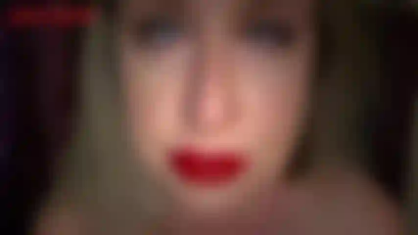 Asmr-demütigung – in diesem clip hält jackie ihre wunderschönen rot geschminkten lippen direkt in der kamera, während sie dir direkt ins ohr flüstert. Ihren atem zu hören, ihren geflüsterten worten zu lauschen, macht dich so prickelnd. Jackie weiß, was für ein erbärmlicher verlierer du bist ...