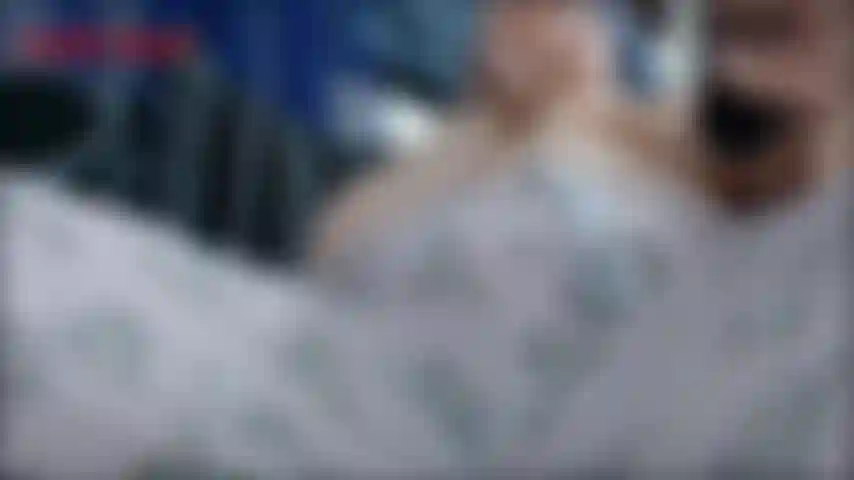 Squirting durch die pyjamahose – jackie ist sehr geil und verzweifelt darauf, ihren vibrator an ihrer geschwollenen klitoris zu benutzen. Sie ist so erregt, dass sie sich nicht einmal die mühe macht, ihre pyjamahose auszuziehen. Jackie...