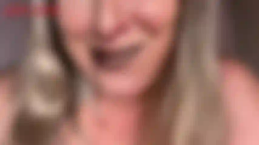 Gunmetal-lippen. Joi-jackies lippen sind wunderschön mit gunmetal-lippenstift bemalt, sie hat sie direkt in deinem gesicht. Jackie spricht leise, während sie dich ermutigt, deinen schwanz zu streicheln und dabei ihre lange rosa zunge in ihre großen blauen augen schaut. Ihre lippen sehen so aus...