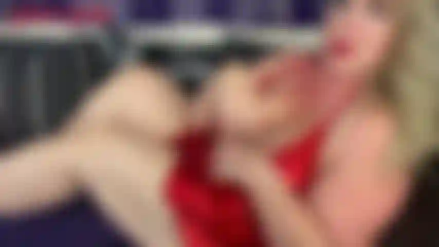 Cowboystiefel. Joi-jackie trägt ein sexy paar cowboystiefel. Sie holt ihre großen titten hervor und ermutigt dich, damit anzufangen, ihre stiefel und ihre brüste zu streicheln. Jackie weiß, dass es dir gefällt, ihre schmutzigen stiefel direkt in deinem gesicht zu sehen, aber du liebst es auch, an ihr zu riechen ...