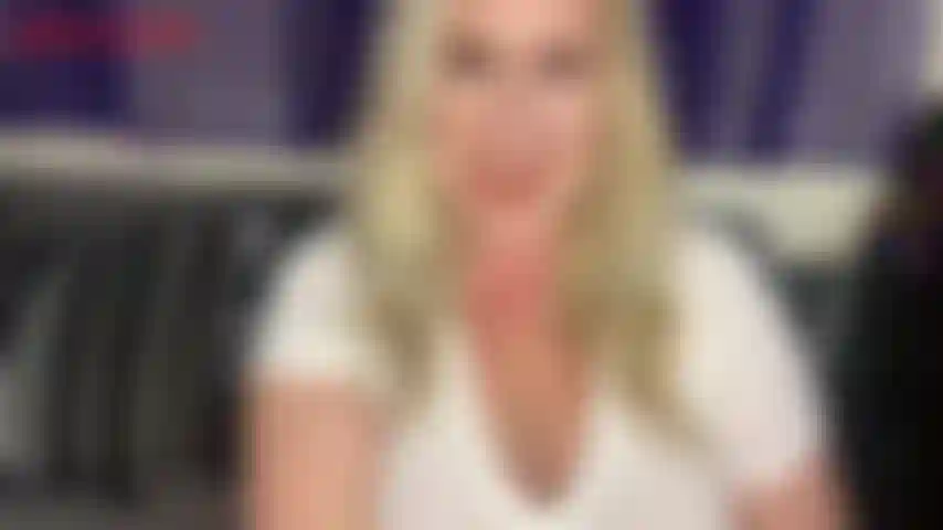 Reife ist am besten – du hast ein faible für milfs, das hast du schon immer. Etwas an einem weichen, teigigen, reifen körper, all diese kurven, das macht einen einfach völlig wild. In diesem clip neckt dich jackie mit ihren weichen kurven, indem sie ihr t-shirt hochzieht, um ihren runden körper zu enthüllen...