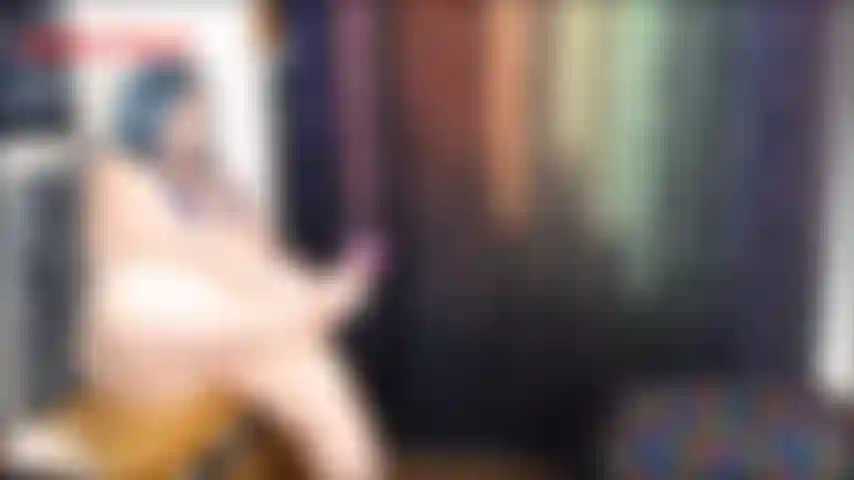 Mama ist eine stripperin – du kommst nach hause und siehst, wie deine mutter ihre stripper-heels auszieht und einen sehr sexy metallisch blauen dessous-einteiler trägt, du bist so verwirrt. Mama muss zugeben, dass die dinge ...