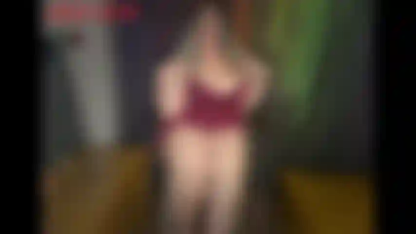 Große bbw-oberschenkel-crossing-jackies-oberschenkel sind dick, stark und ach so kraftvoll. In diesem clip kreuzt jackie ihre riesigen schenkel, sie sind so riesig, dass sie sie kaum kreuzen kann. Der anblick ihrer riesigen, dicken beine und dieser high heels an ihren füßen macht deinen schwanz...