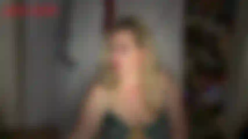 Jackie, der nussknacker – jackie hat eine große, köstliche schüssel voller nüsse vor sich. Manche sind ganz groß, manche ganz klein, die kleinen erinnern sie an dich! In diesem clip holt jackie ihren großen silbernen nussknacker heraus und zeigt dir, was sie tun möchte.
