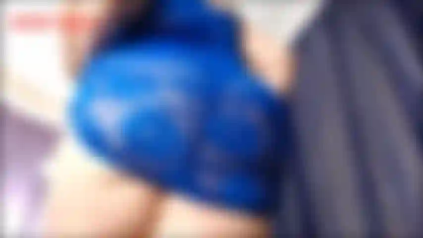 Sperma auf meinen fetten weißen milf-arsch – dieser clip neckt dich spielerisch, indem sie dich in ihr hübsches blaues kleid schauen lässt. Wenn du ihren großen, fetten, runden, saftigen arsch siehst, wirst du anfangen, diesen schwanz zu pumpen, und jackie ...