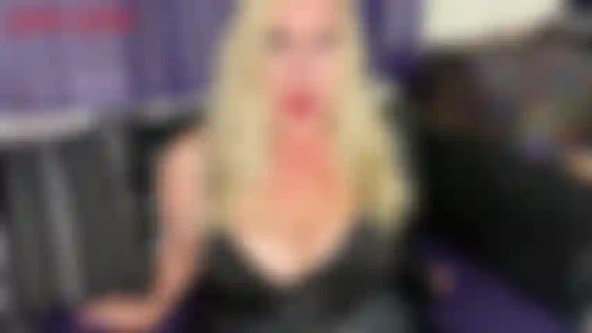 Ausgeben ist dein fetisch – du hast versucht, andere fetische zu finden, du hast sogar versucht, alternative pornos zu schauen. Du weißt, dass nichts jemals dasselbe bewirken wird wie jackie all dein geld zu geben. Dein fetisch ist das ausgeben, du musst nur auf jackies perfekte...