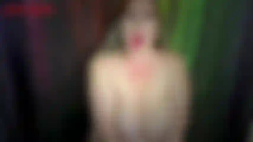 Kaugummi-freak – riesige rosa kaugummibrocken quellen aus jackies verführerischem mund in diesem clip! Jackie bläst große doppelte kaugummiblasen, hält inne, um sie zwischendurch zu schnappen und platzen zu lassen. Jackie bläst blasen in blasen und macht eine riesige klebrige..